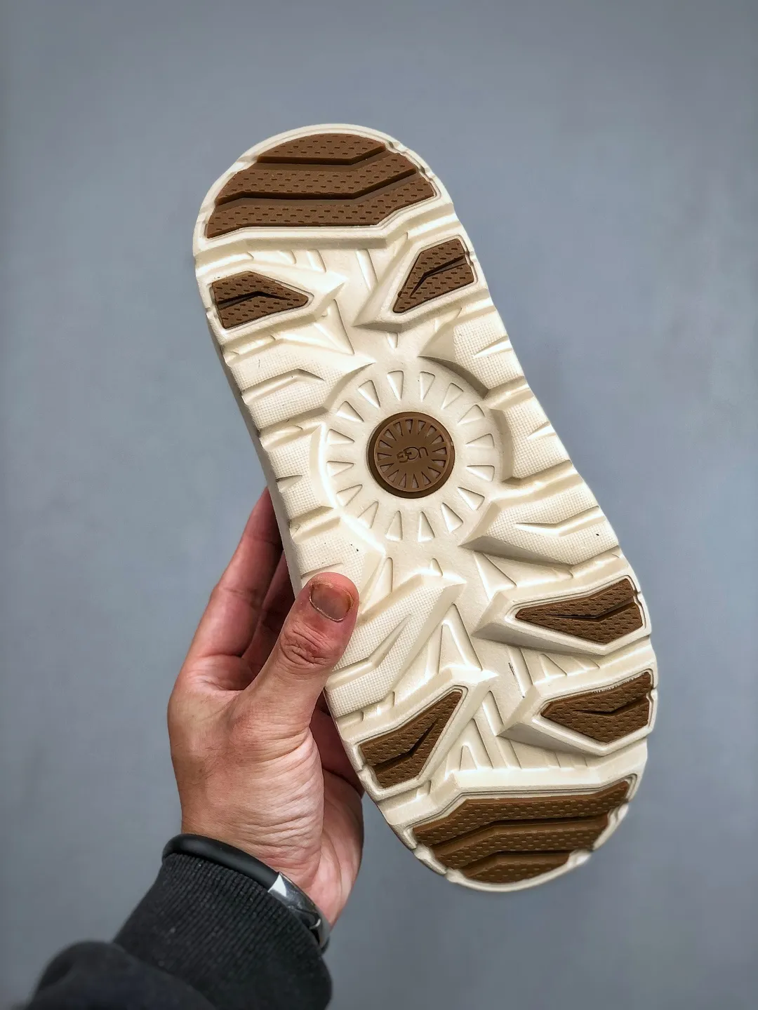 Local self-pickup 💰560 supports store delivery. Same style as Wang Yibo, the latest official revision and new style! The platform is exclusively for foreign trade UGG Tasman GTX winter neutral small potato snow shoes 1172790 Produced by the ten-year-old brand shoemaking factory production line. Pay attention to every detail. Longfeng A-grade genuine sheep fur is integrated. Created in full compliance with the ZP process. Size: 37-45
